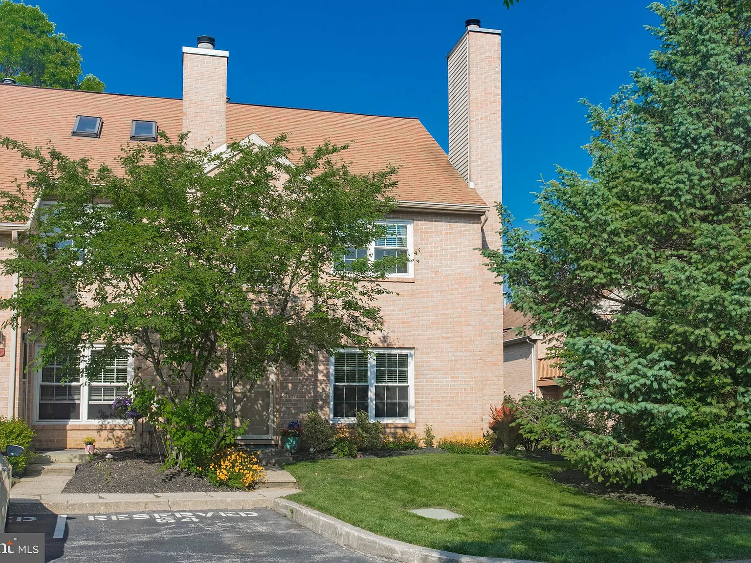 2 bed, 2.5 bath, 1743 sqft, $2,700 — Photo 2