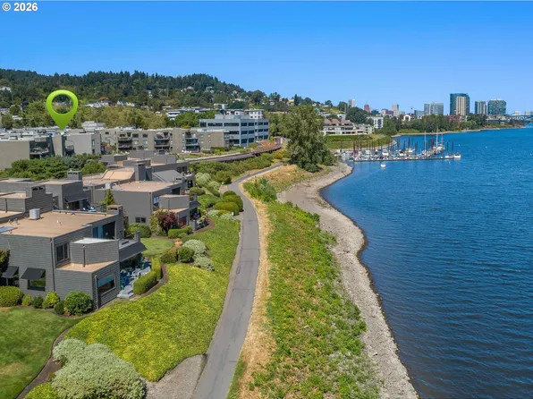 5640 S Riverside Ln APT 2, Portland, OR 97239