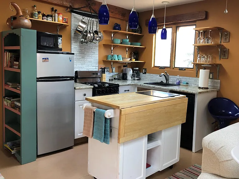 Full Kitchen, gas stove/oven, dishwasher