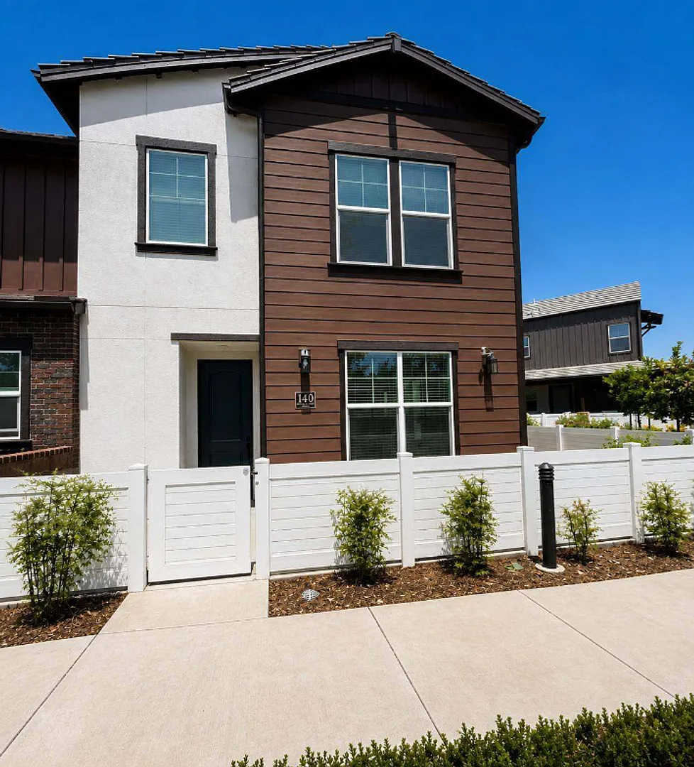 Stunning 4 bed, 2.5 bath end unit in Westerly neighborhood — Photo 2