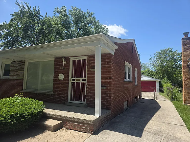 24051 Geneva St — Photo 4