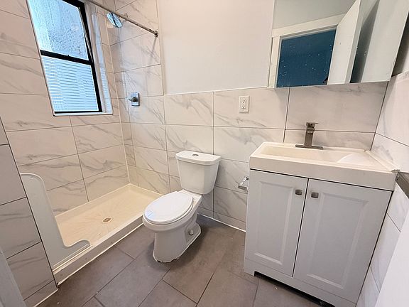 4th image of 222 51st St #22