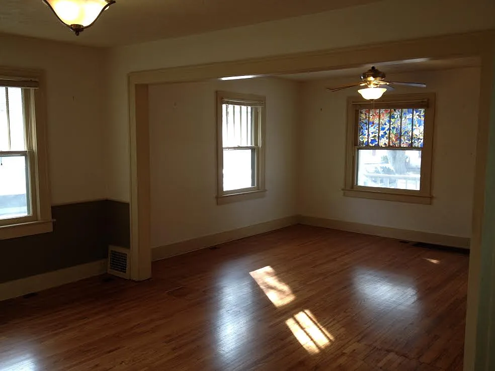 1210 S Florence Cute Bungalow Near MSU, Mercy Hospital and Phelps Grove Park — Photo 2