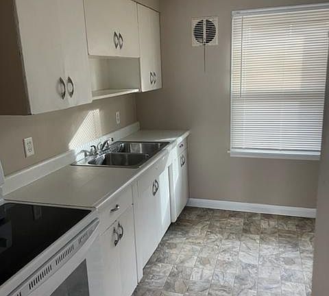 3rd image of 1824 N Cotner Blvd