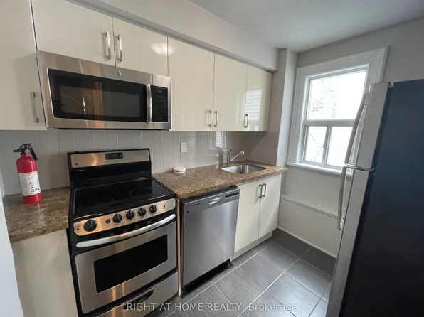 71 Cecil St #2, Toronto, ON M5T 1N5