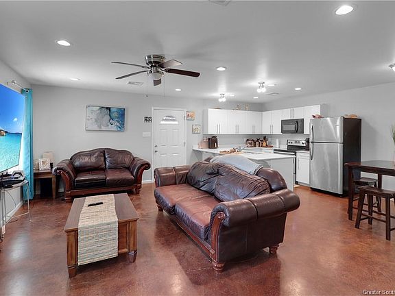 4th image of 3711 Lawrence Ln