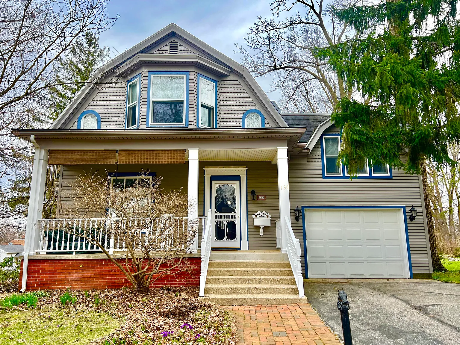 135 Budlong St photo 1