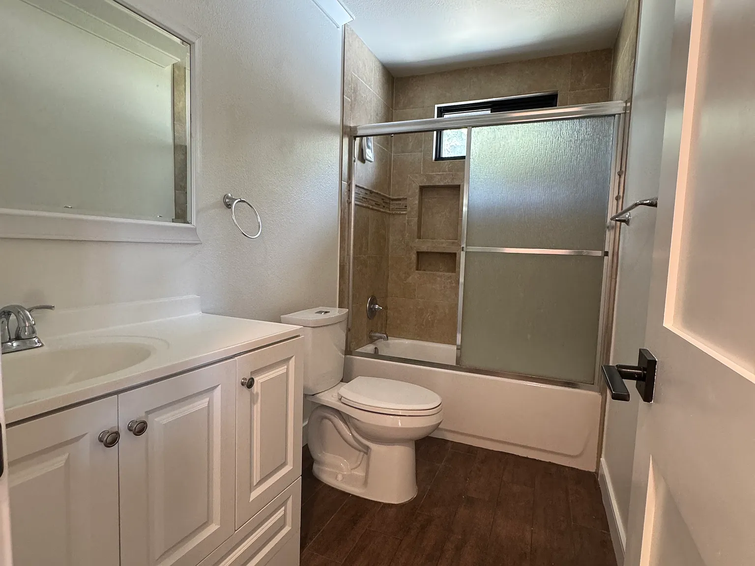 3 bed, 1377 sqft, $4,500 — Photo 2