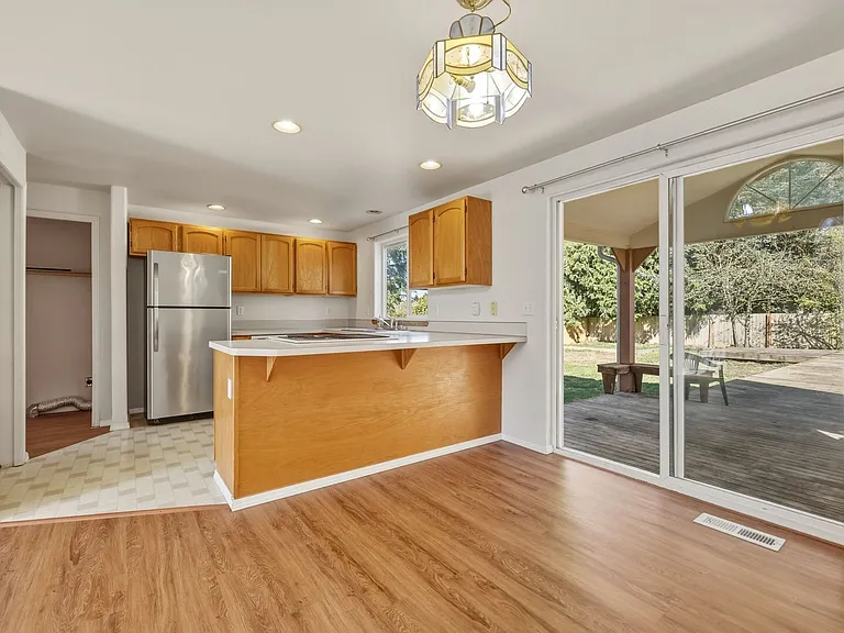 916 McCormick St NE — Photo 9