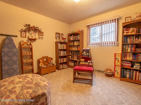 5th image of 346 10th Ave E