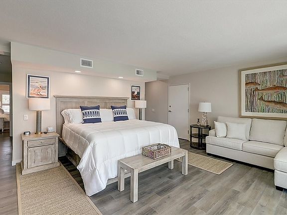 4th image of 800 Sandcastle Dr #120