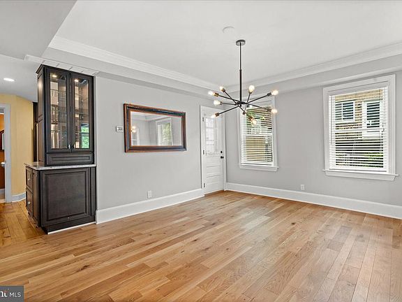 5th image of 417 Earl St