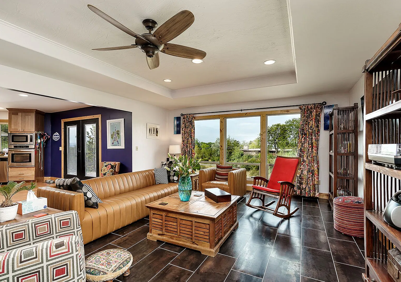 Large 4 Bedroom Home With Garage - All Utilities Included — Photo 4