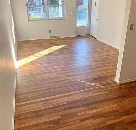 4th image of 550 Newport Dr