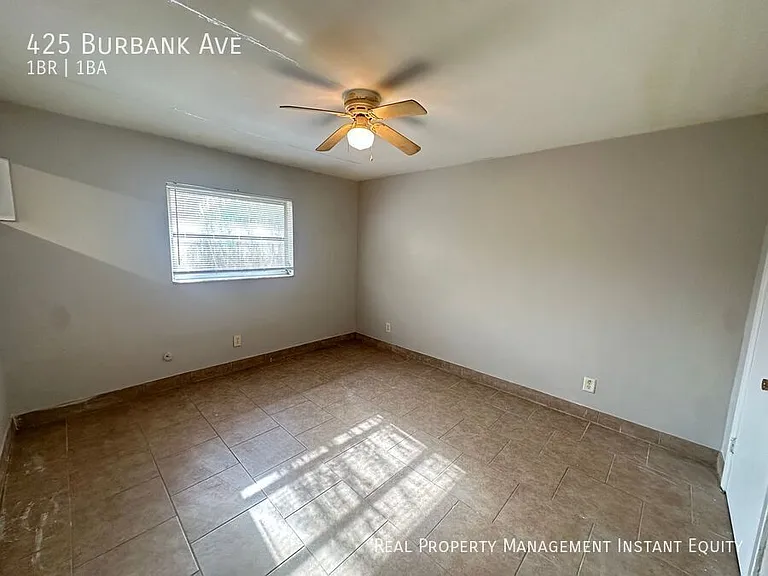 425 Burbank Ave — Photo 10