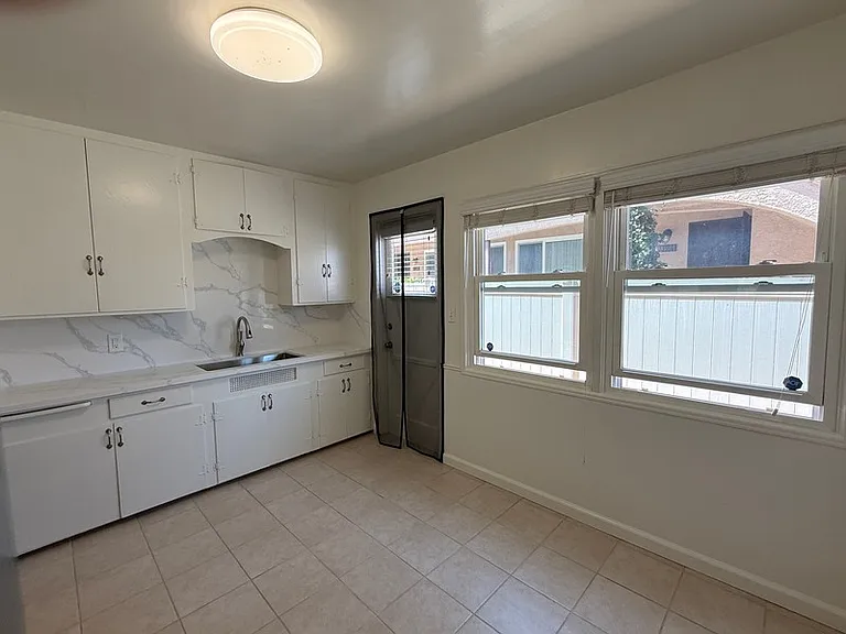 3109 Jarvis St — Photo 7
