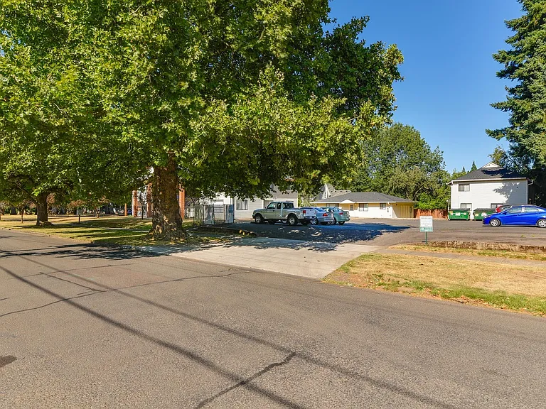 1655 Douglas St — Photo 15