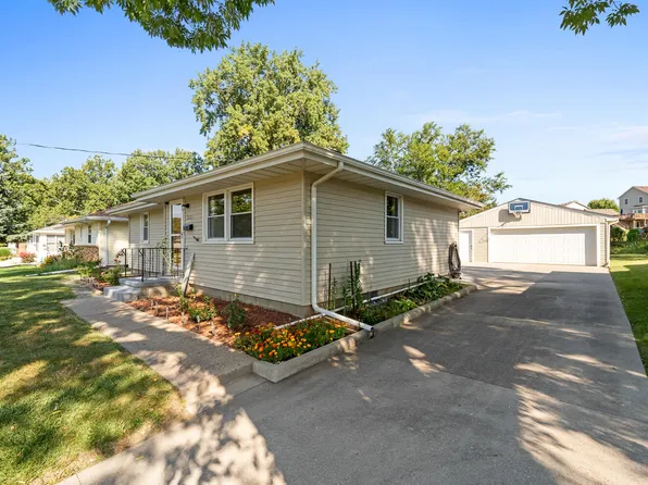 3021 Bel Aire Rd, Des Moines, IA 50310