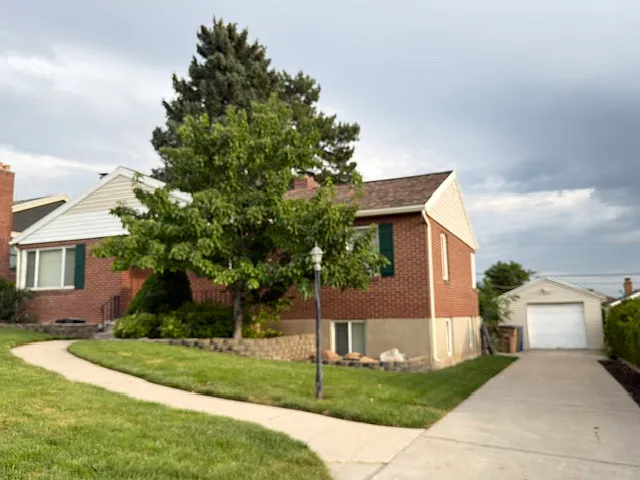 4 bed, 2800 sqft, $3,100 — Photo 2