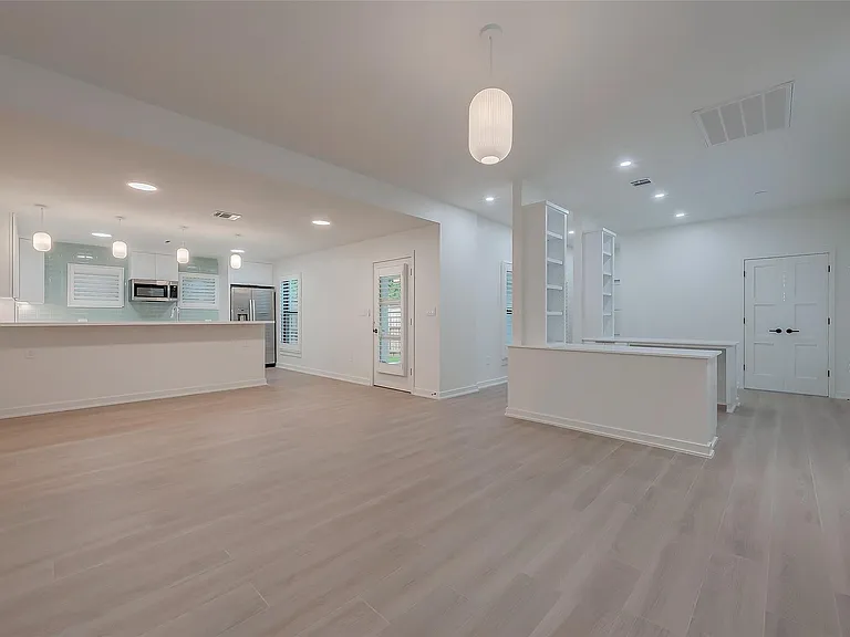 2702 Delano St — Photo 10