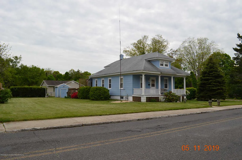 220 Center St photo 1