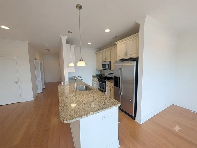 2352 W Byron St #301 — Photo 9