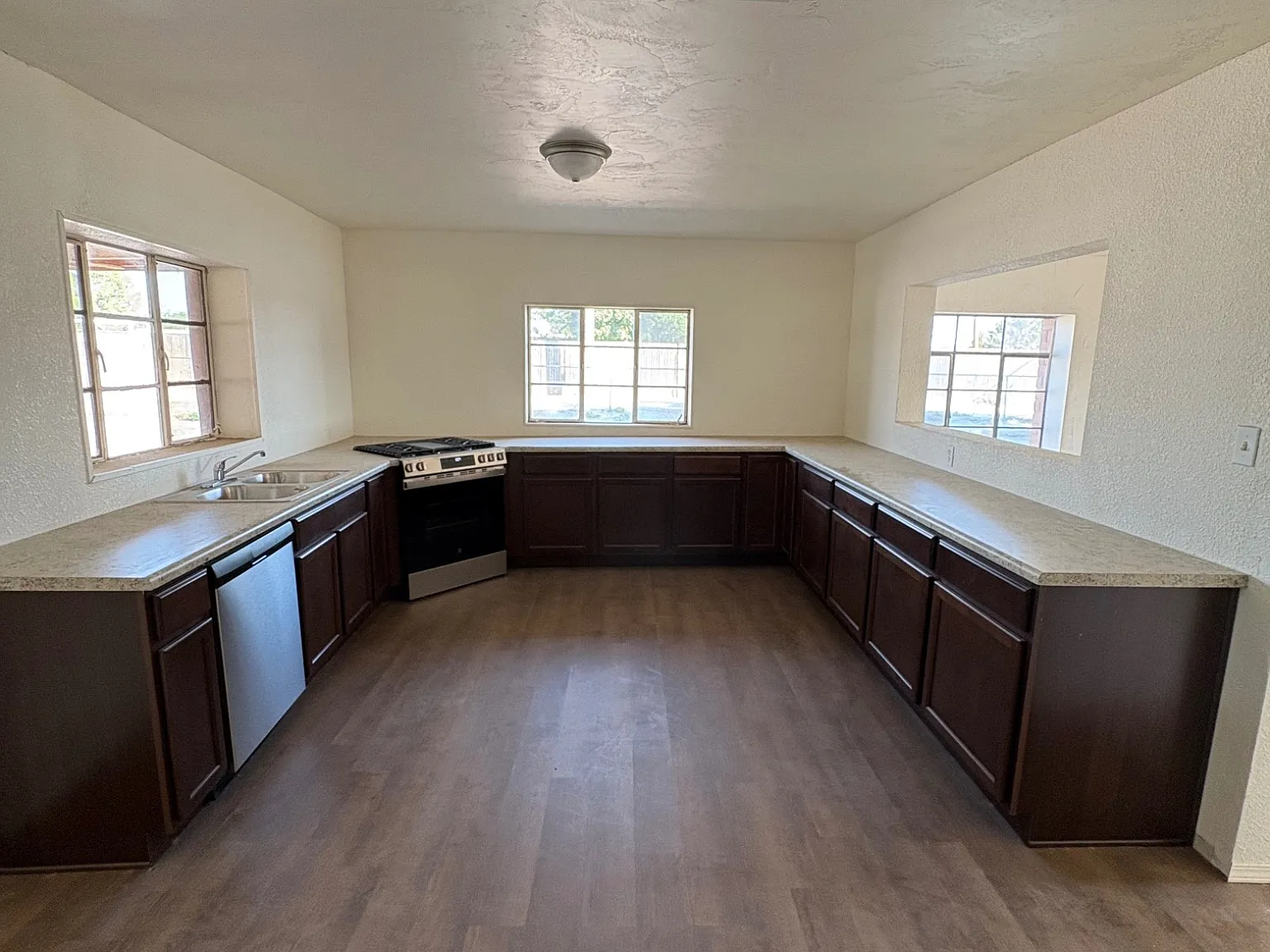 3 bed, 2307 sqft, $1,600 — Photo 2