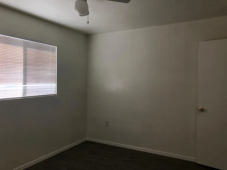 907 S Una Ave — Photo 3