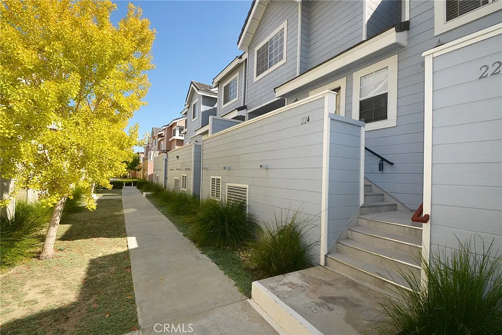 2 bed, 2.5 bath, 1185 sqft, $3,500 — Photo 3