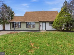 28 Cloister Rd, Levittown, PA 19057