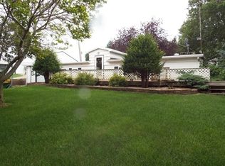 812 1st St, Colesburg, IA 52035