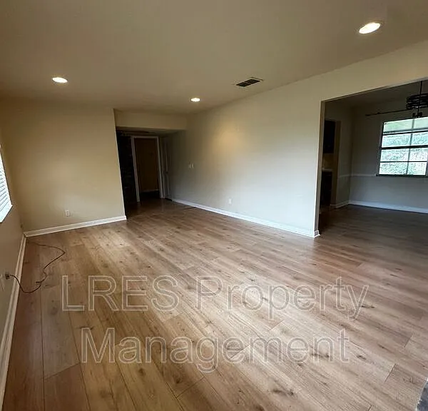 2719 Merrie Oaks Rd — Photo 3