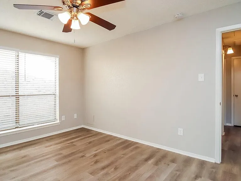 5014 Meadow Crest St — Photo 10