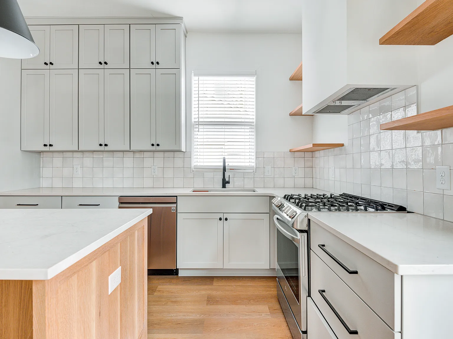 2 bed, 1050 sqft, $2,100 — Photo 4