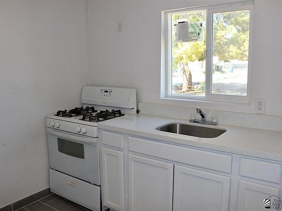 4th image of 599 S Magnolia Ave