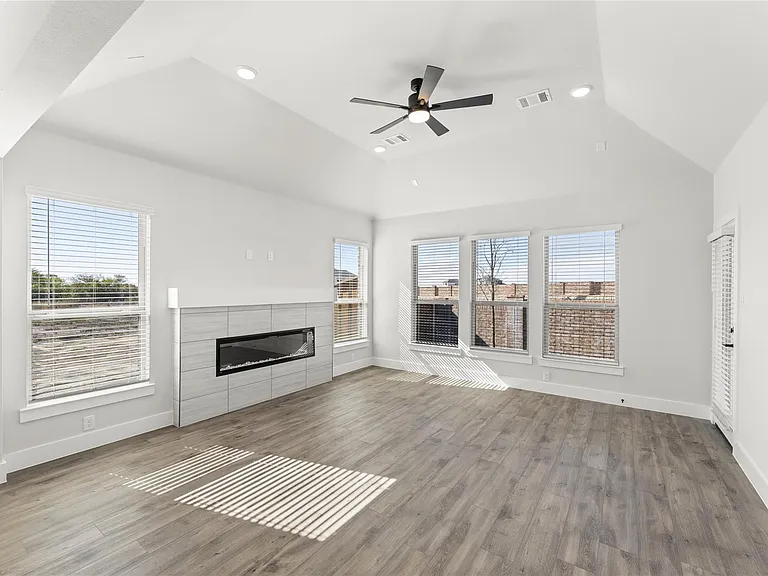 809 Meadow Spring Ln — Photo 15