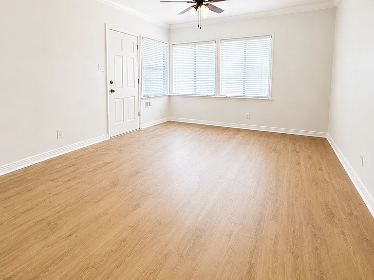 1214 W Victory Blvd — Photo 14