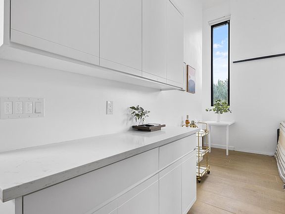 4th image of 146 S Wilton Pl #1