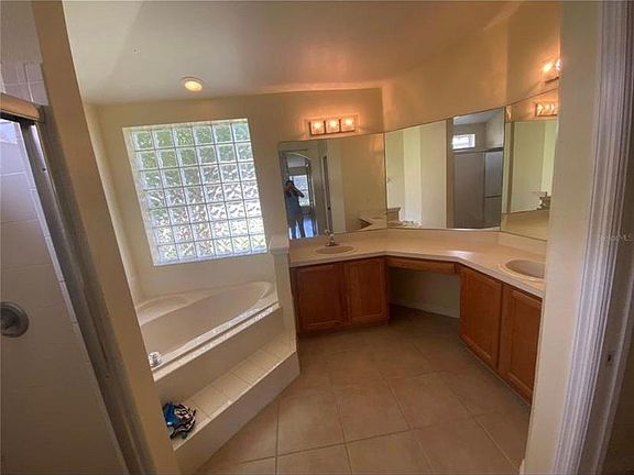 4th image of 609 Copper Beech Blvd