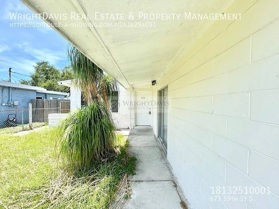 St Pete 4/1 with fenced in yard! — Photo 4