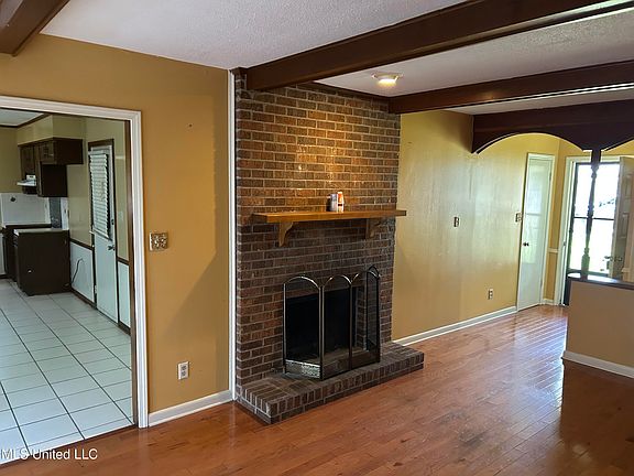 2nd image of 1577 E Pear Ln
