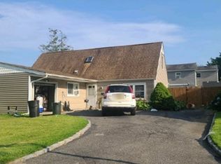 14 13th St, Holbrook, NY 11741