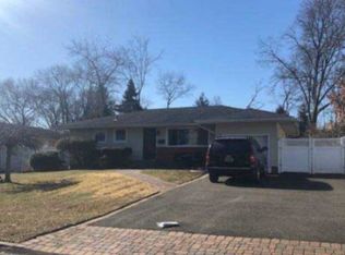 26 Alan St, East Islip, NY 11730
