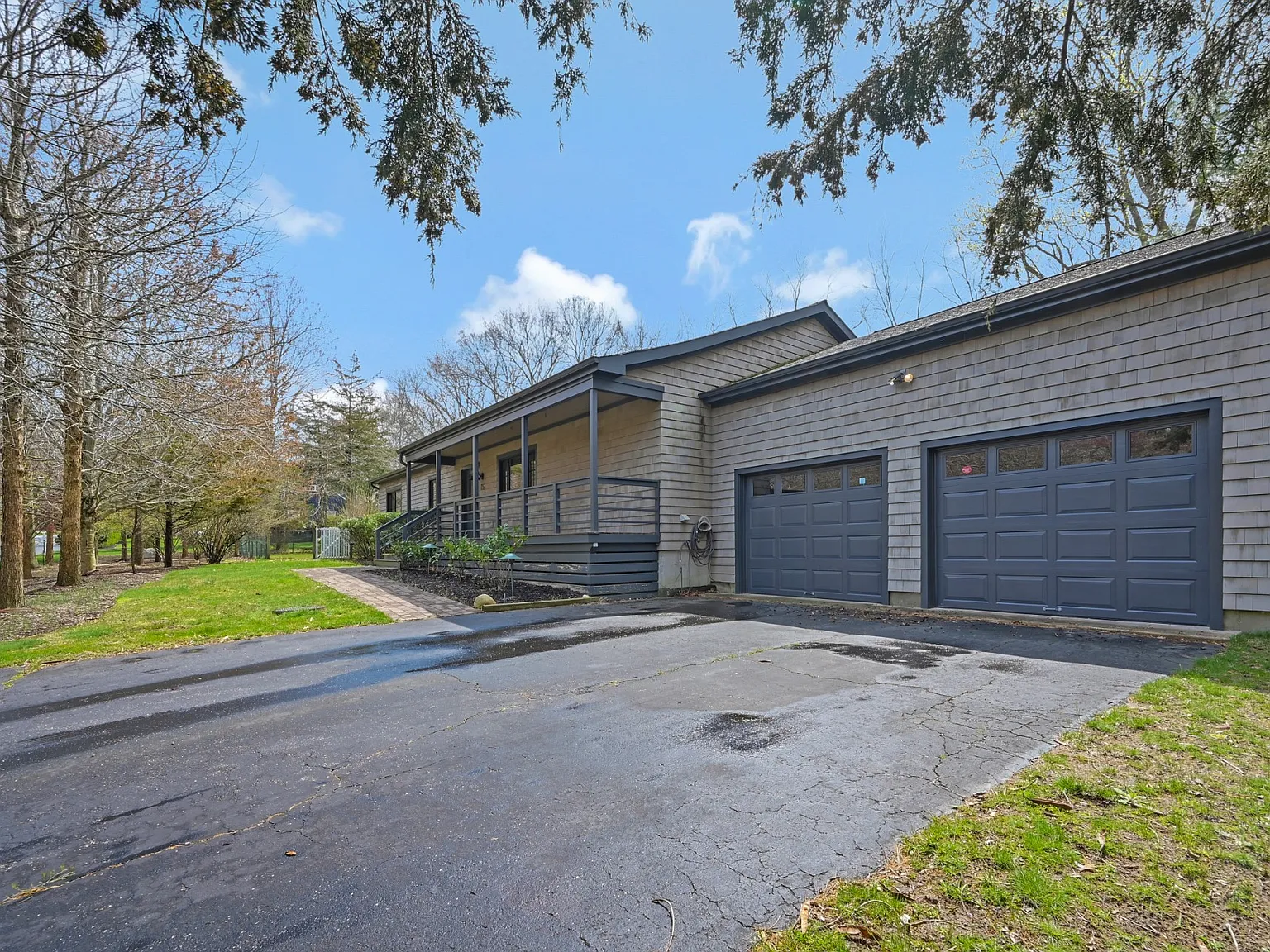 Chic Remodeled Retreat in Noyac — Photo 2
