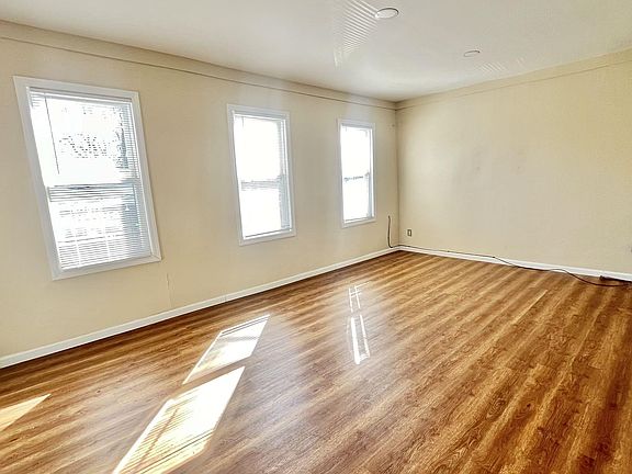 2nd image of 1745 Victory Blvd Floor 2