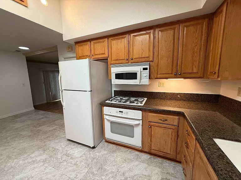 153 Waterglen Cir — Photo 31