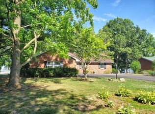 211 Lands End Rd, Hillsboro, IL 62049