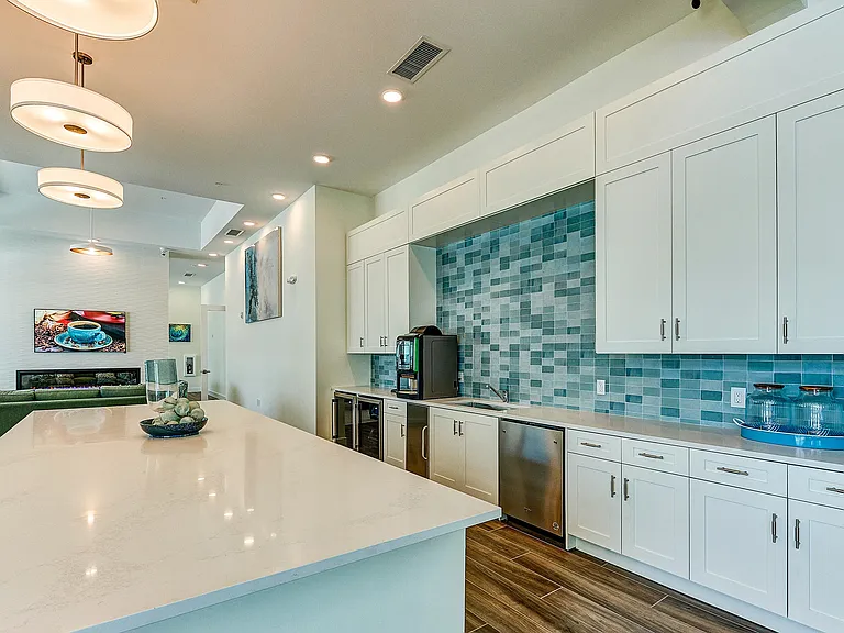 Imperial Crossing Luxury Apartment Homes community clubhouse eating area.