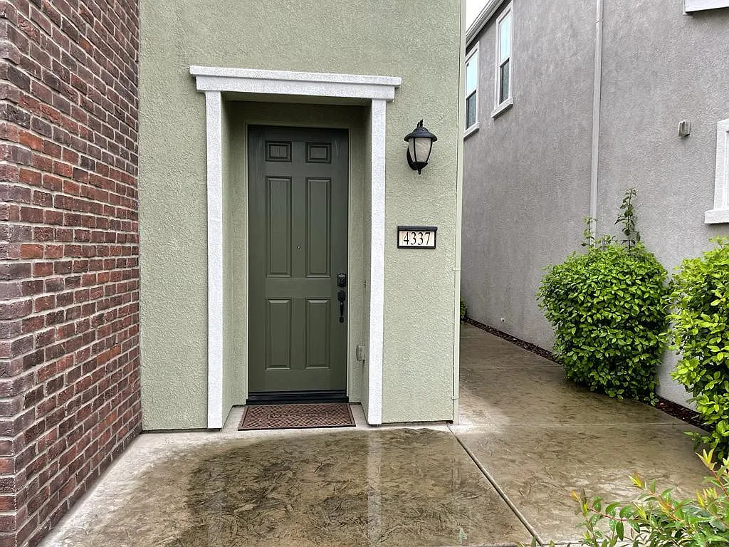 3 bed, 2.5 bath, 1963 sqft, $2,950 — Photo 3