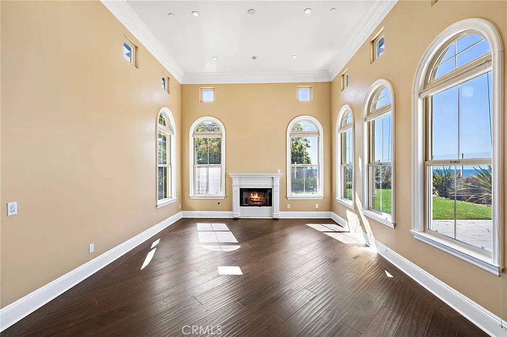 5 bed, 5.5 bath, 3761 sqft, $8,900 — Photo 4